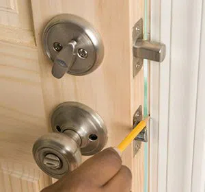 Community Locksmith Store East Elmhurst, NY 718-673-6782 - unlock-door